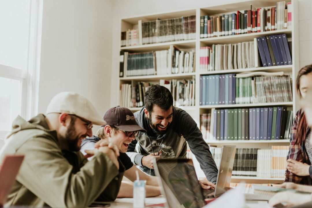 Personas aprendiendo en una biblioteca